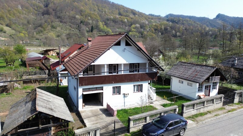 Brezoi casa cu 5 camere zona centrala, dar linistita!