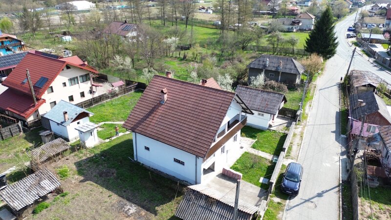 Brezoi casa cu 5 camere zona centrala, dar linistita!