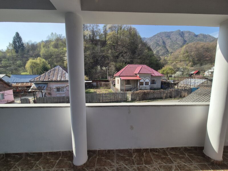 Brezoi casa cu 5 camere zona centrala, dar linistita!