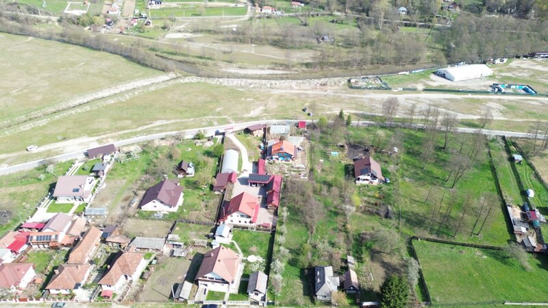 Brezoi casa cu 5 camere zona centrala, dar linistita!