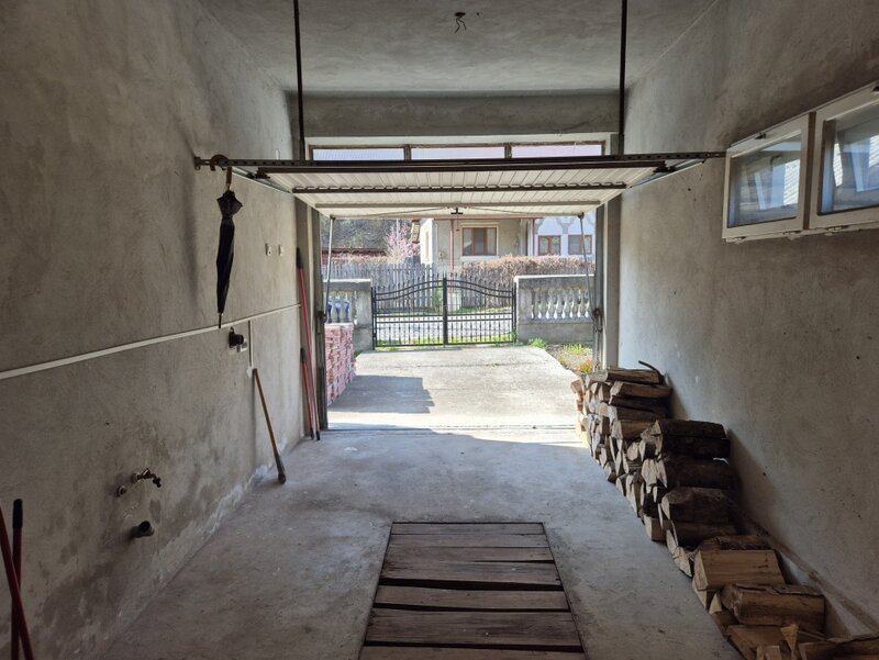 Brezoi casa cu 5 camere zona centrala, dar linistita!