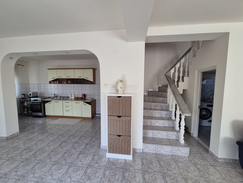 Brezoi casa cu 5 camere zona centrala, dar linistita!