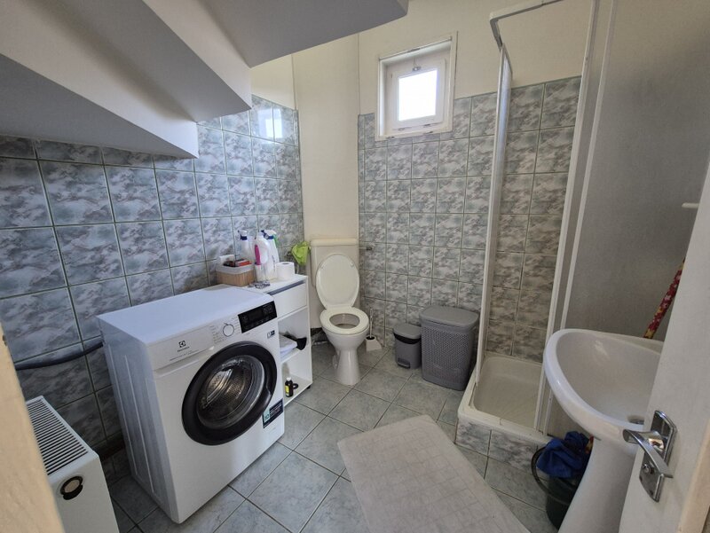 Brezoi casa cu 5 camere zona centrala, dar linistita!