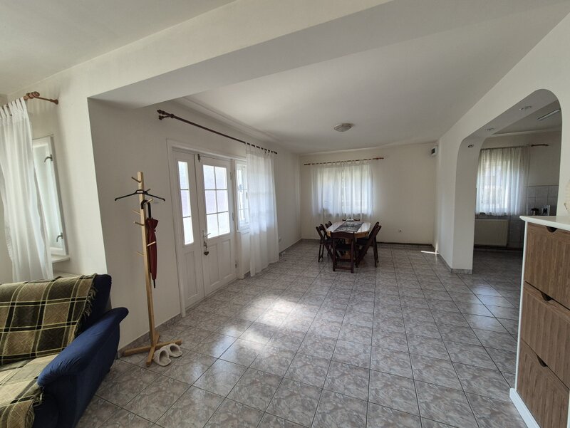 Brezoi casa cu 5 camere zona centrala, dar linistita!