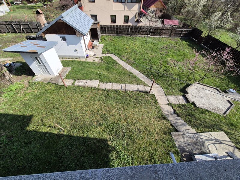 Brezoi casa cu 5 camere zona centrala, dar linistita!