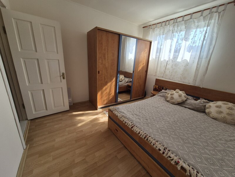 Brezoi casa cu 5 camere zona centrala, dar linistita!