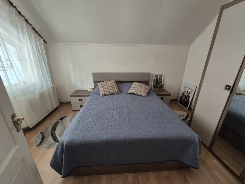 Brezoi casa cu 5 camere zona centrala, dar linistita!