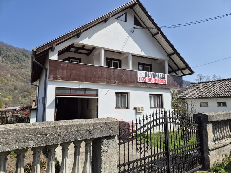 Brezoi casa cu 5 camere zona centrala, dar linistita!