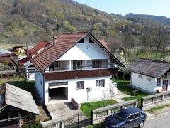 Brezoi casa cu 5 camere zona centrala, dar linistita!