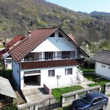 Brezoi casa cu 5 camere zona centrala, dar linistita!